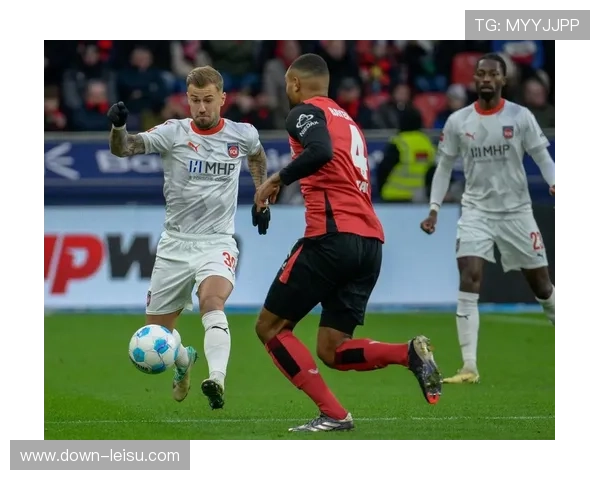 比赛进程：勒沃库森主导控球，圣保利坚守防守寻求反击机会