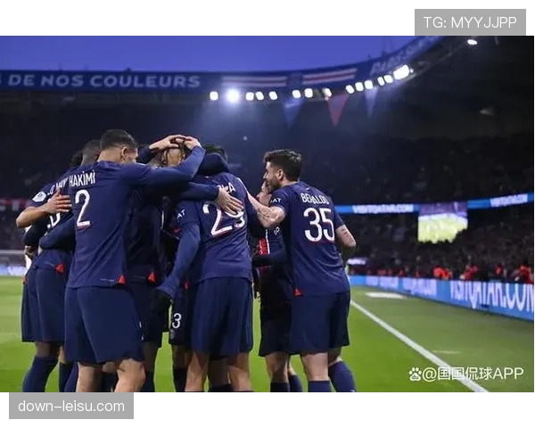 特写：洛里昂老将勒戈夫在训练中亲自示范，如何在不失位的前提下进行“柔和”盯人