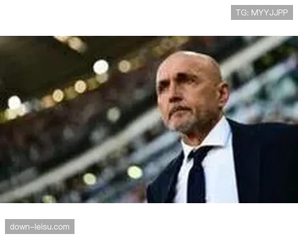 尤文球迷向刚刚续约的斯帕莱蒂高唱赞歌，主场氛围热烈